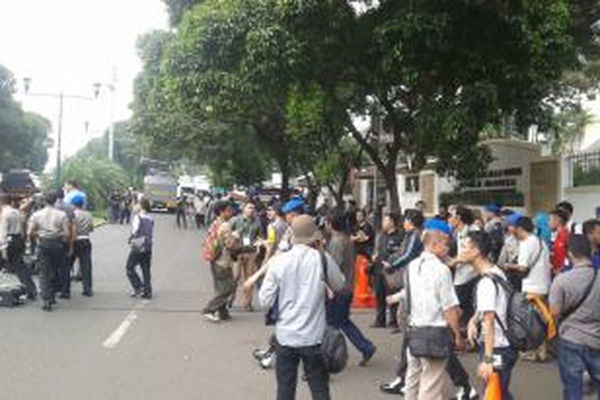 Suasana di depan Gedung Komisi Pemilihan Umum (KPU), Jalan Imam Bonjol, Jakarta Pusat, Selasa (22/7/2014).