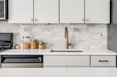 Ide Backsplash Dapur yang Cocok Dipadukan dengan Lemari Putih