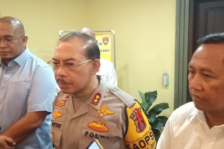 Kapolda Sumbar Irjen Pol Suharyono (tengah) didampingi anggota DPR RI Andre Rosiiade (kanan) dan Deputi Koperasi Ahmad Zabadi memberikan keterangan pers, Selasa (16/1/2024).