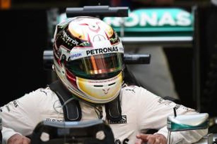 Pebalap Mercedes asal Inggris, Lewis Hamilton, bersiap untuk menjalani sesi latihan kedua GP Bahrain di Sakhir, Jumat (17/4/2015).