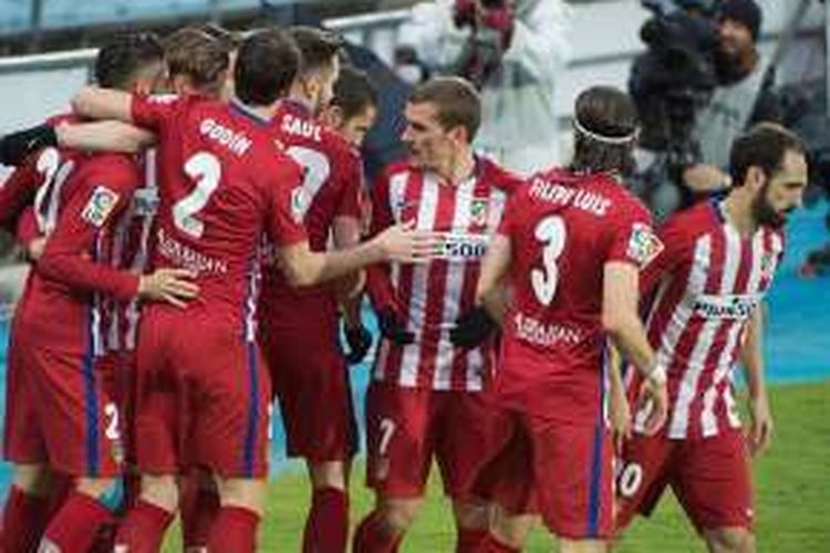 Para pemain Atletico Madrid merayakan gol Fernando Torres ke gawang Getafe, Minggu (14/2/2016). 