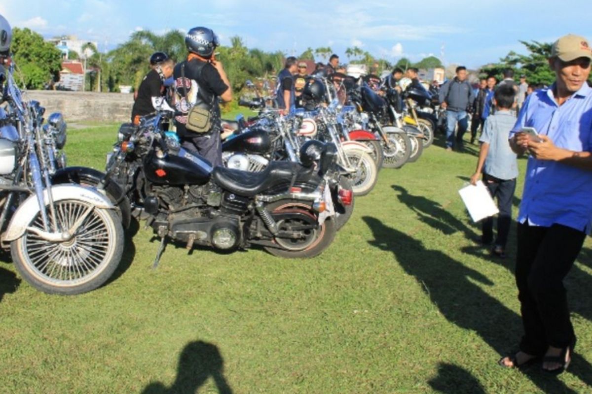 Puluhan Harley Davidson beristirahat di Benteng Marlborough, Kota Bengkulu, Minggu (23/4/2017).