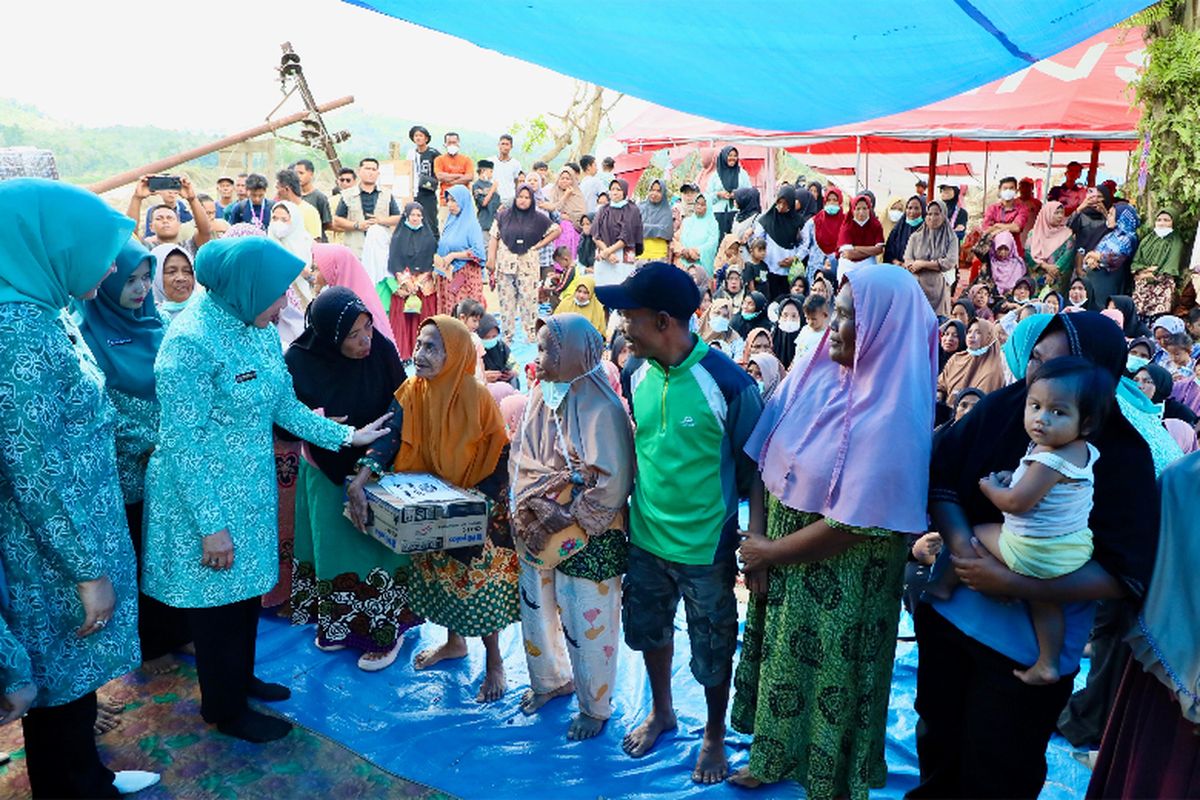 Ketua Umum TP-PKK Tri Tito Karnavian menyerahkan bantuan kepada warga terdampak bencana di Posko Dusun Sunting, Gampong Tanjung, Kecamatan Bandar Pusaka, Kabupaten Aceh Tamiang, Aceh, Jumat (23/1/2026)