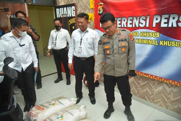 Penyelewengan penjualan pupuk bersubsidi dibongkar Polda Lampung.