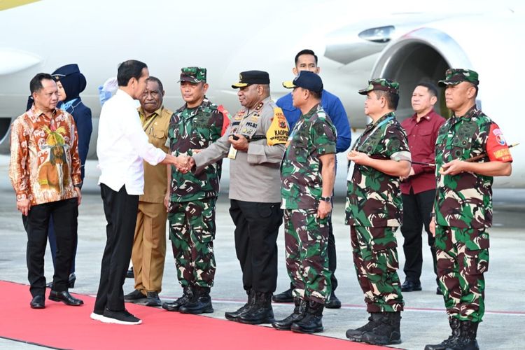 Presiden Joko Widodo tiba di Bandar Udara Internasional Frans Kaisiepo, Kabupaten Biak Numfor, sekira pukul 16.10 WIT pada Rabu (22/11/2023) dalam rangka kunjungan kerja ke Provinsi Papua. 