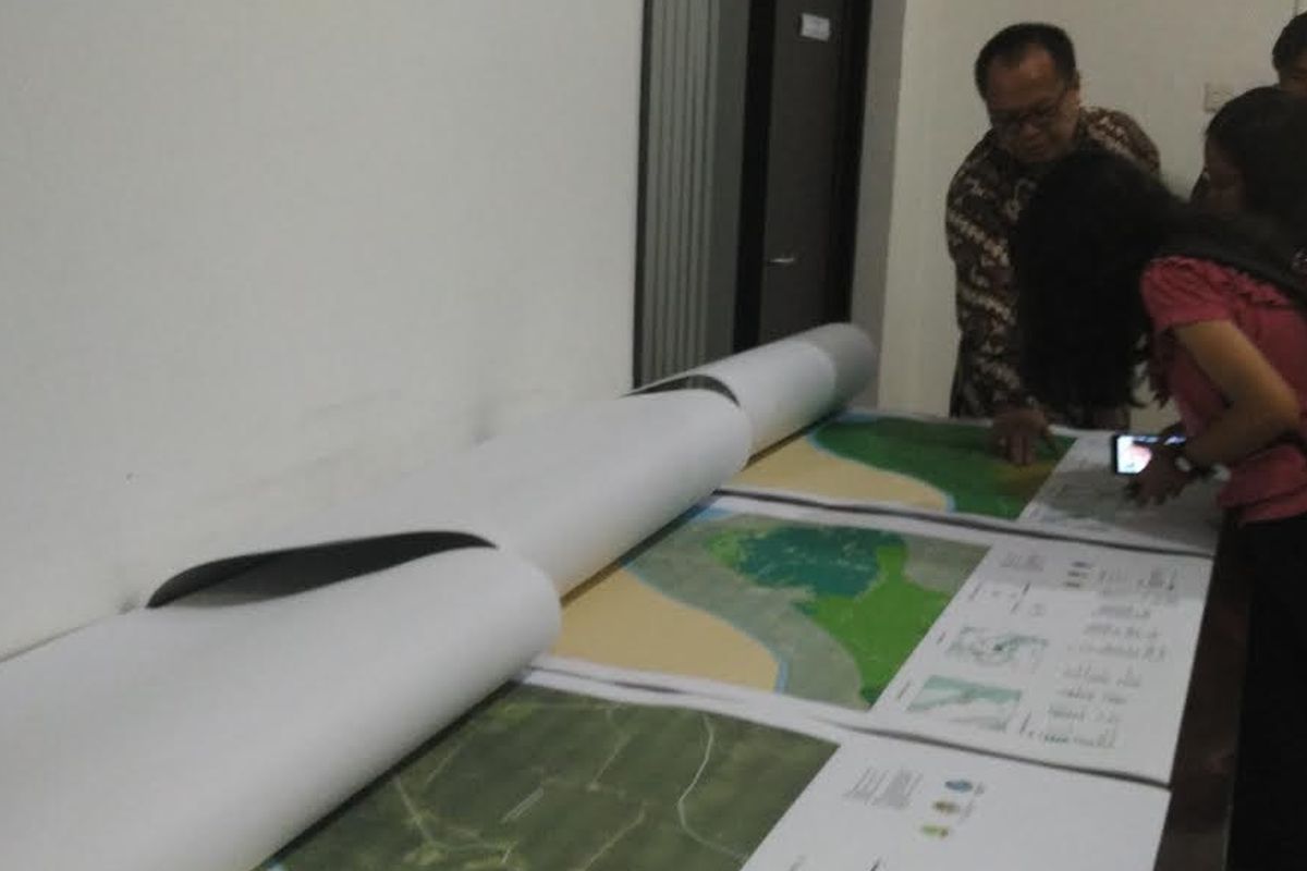 Deputi Badan Restorasi Gambut (BRG), Budhi S Wardhana, menerangkan hasil pemetaan LiDAR.