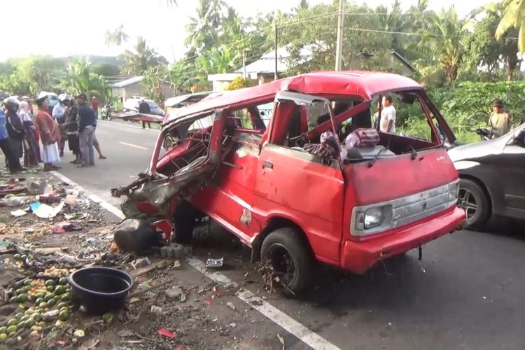 Sebuah angkot rusak parah setelah ditabrak truk tangki Pertamina, Sabtu (17/9/2022).