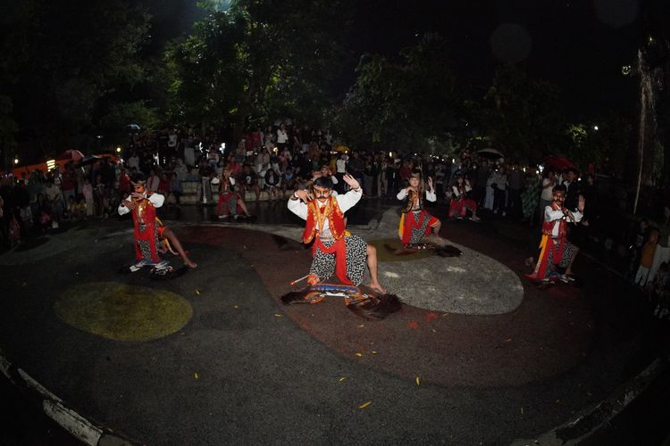 Diguyur Hujan Deras, Gelaran Salatiga Menari 2026 di Alun-alun Pancasila Tetap Meriah