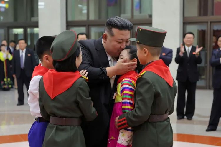 Kritikus mengatakan, gaya hidup Kim Jong Un itu bertentangan dengan kepribadiannya di depan publik