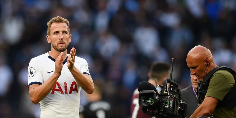 Harry Kane membalas aplaus penonton seusai laga Tottenham vs Aston Villa di Stadion Tottenham Hotspur, 10 Agustus 2019. 