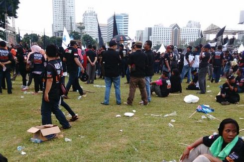 Petugas Kebersihan Bersihkan Sampah di Lokasi Apel Relawan Agus-Sylvi