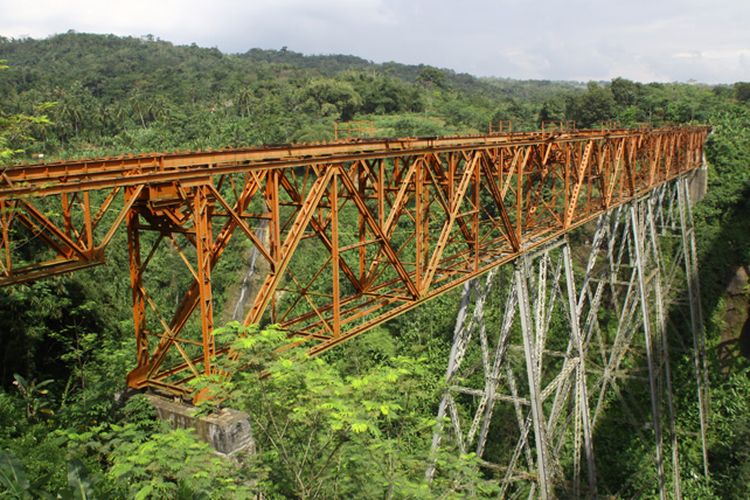 Jembatan KA Cisomang generasi kedua yang tidak lagi digunakan.