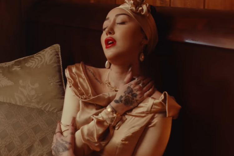 Noah Cyrus dalam video klip lagu Dear August