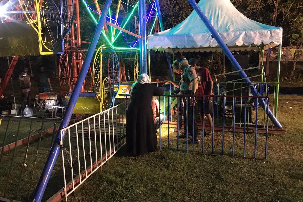 Petugas Kepolisian mendatangi lokasi wahana bianglala pasar malam di Desa Sekardadi, Kecamatan Jenu, Tuban, Jawa Timur, yang menimbulkan korban terbakar.