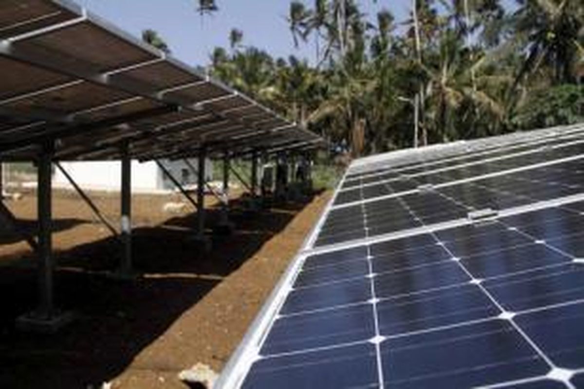 Konfigurasi panel surya pada sistem Pembangkit Listrik Tenaga Surya Terpusat yang dibangun Kementerian Energi dan Sumber Daya Mineral bekerjasama dengan Kementerian Kelautan dan Perikanan di Sangihem Sulut, Sabtu (19/9/2015).