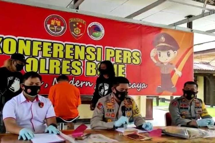 Aparat kepolisian di Kabupaten Bone, Sulawesi Selatan menggelar rilis terkait penangkapan seorang pria yang membunuh isterinya sendiri. Kamis, (21/1/2021).