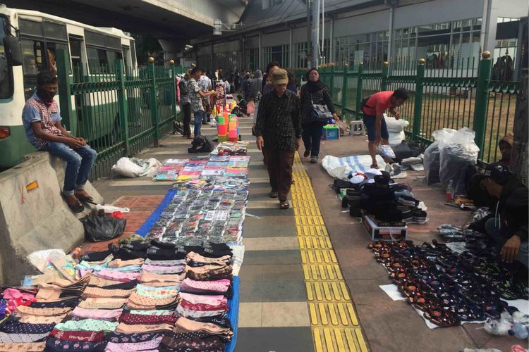 Kondisi trotoar di kawasan Pasar Tanah Abang, Jakarta Pusat, Rabu (6/6/2018). Para pedagang kaki lima mengokupasi hampir seluruh trotoar di daerah itu. Tidak ada penindakan dari petugas Satpol PP DKI Jakarta untuk PKL menempati trotoar. 