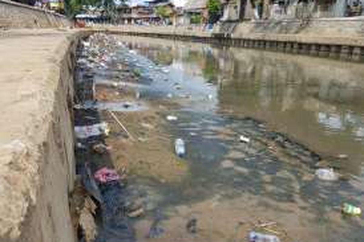 Sampah dan lumpur di Kali Ciliwung di belakang kantor Kelurahan Kwitang, Senen, Jakarta Pusat, Senin (16/5/2016).