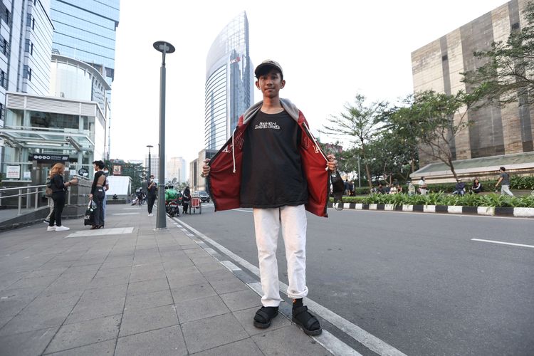 Yudi asal Cengkareng berpose di kawasan Dukuh Atas, Jakarta, Rabu (20/7/2022).  Fenomena Citayam Fashion Week di kawasan Dukuh Atas mendadak viral karena gaya busana nyentik yang didominasi anak muda dari Depok, Citayam, dan Bojonggede.