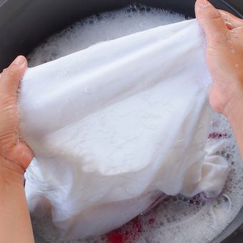 Ilustrasi menghilangkan noda detergen