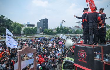 Orasi perwakilan ormas pada demonstrasi kawal keputusan MK di depan Gedung DPR pada Kamis (22/8/2024).