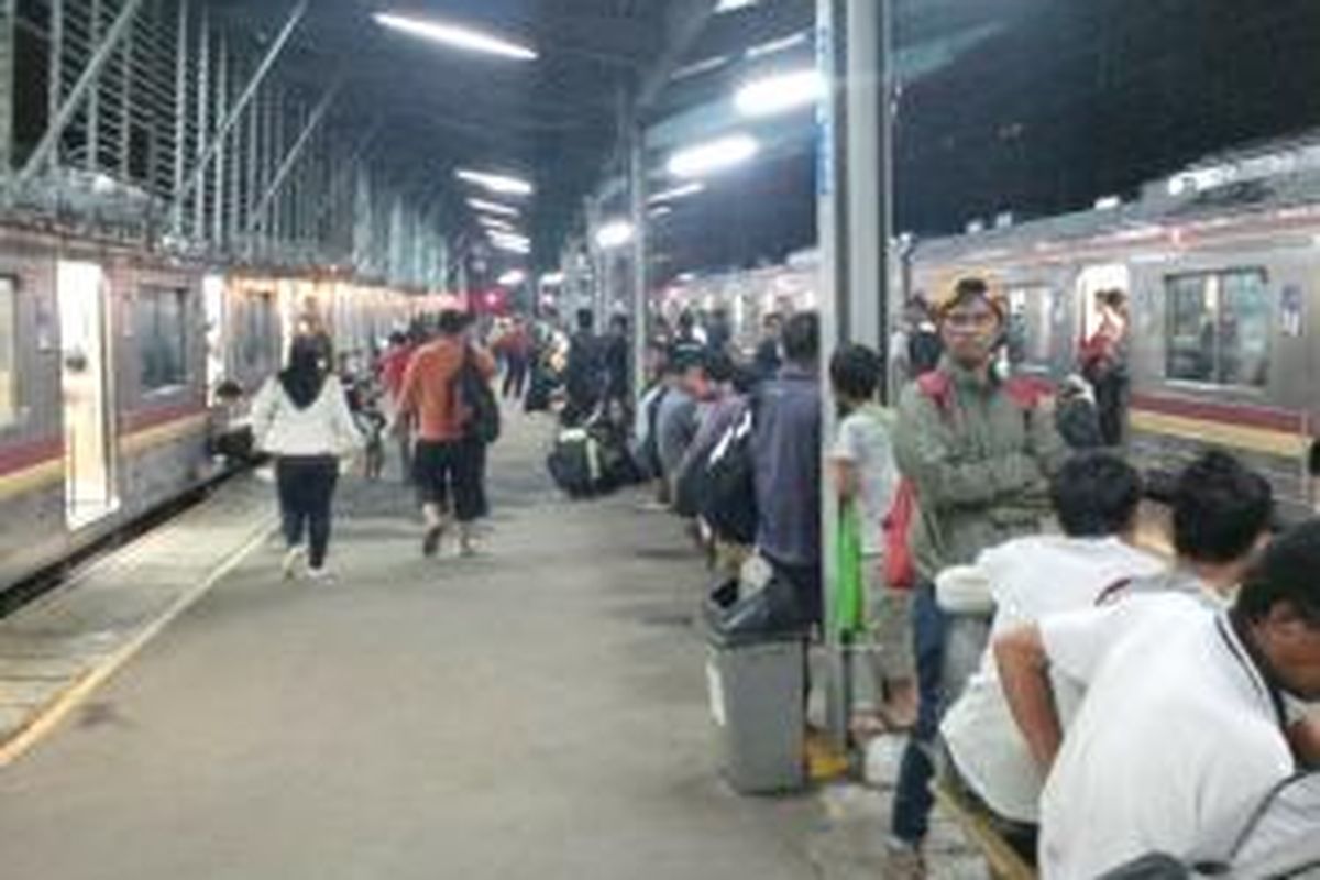 Calon penumpang KRL menunggu di stasiun.