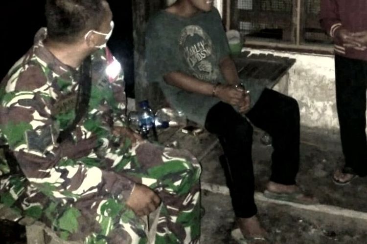 EP, orang dengan gangguan jiwa, menganiaya ibunya sendiri di rumahnya di Desa Kendalrejo, Kecamatan Talun, Kabupaten Blitar, Senin (3/1/2022) petang.