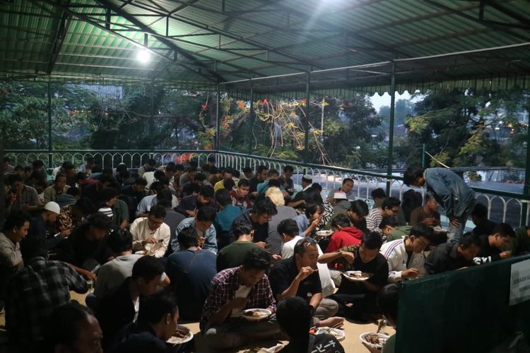 Potret buka puasa dengan menu kuliner Nusantara di Masjid Syuhada, Yogyakarta pada Ramadhan 2023.
