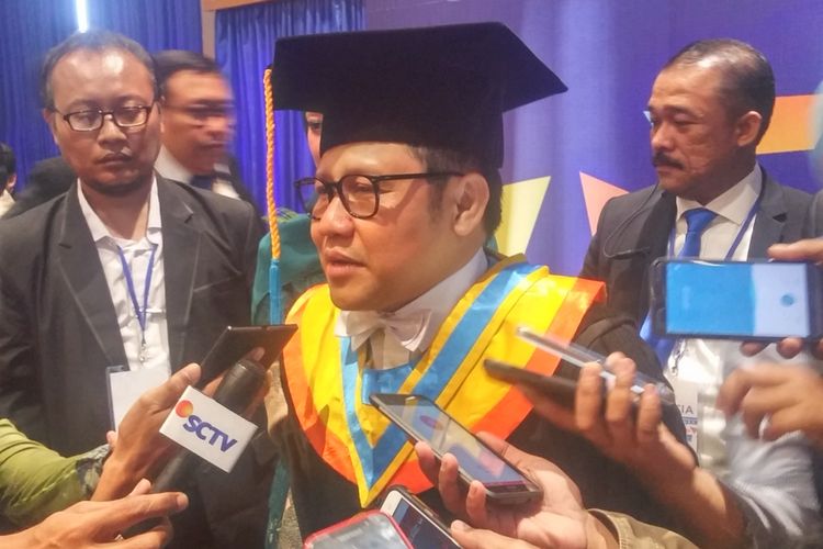 Muhaimin Iskandar saat menerima gelar doktor honoris causa dari Universitas Airlangga, Selasa (3/10/2017).