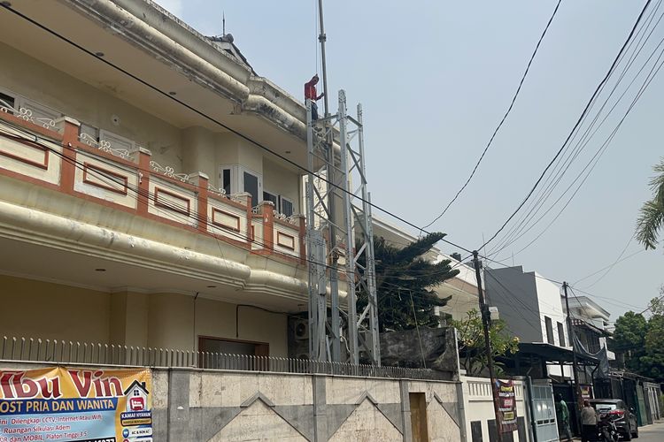 Tower BTS 32 Meter di Jelambar Jakbar Dibongkar Usai Diprotes Warga, Kini Tersisa Separuh