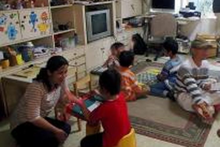 Suasana belajar sambil bermain di Klub Oasis, komunitas para orang tua yang mendidik sendiri anak-anak mereka di rumah. Para anggota klub berkumpul sekali dalam sepekan agar keluarga mereka bisa bersosialisasi.