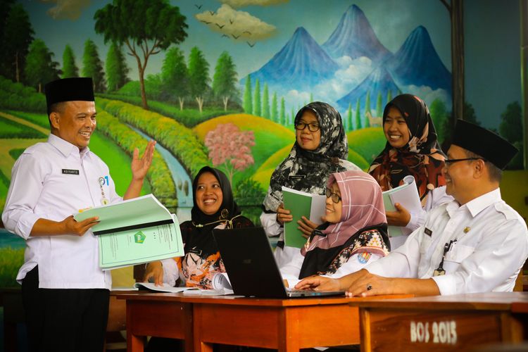 Pengawas Madrasah Kecamatan Kesugihan, Kabupaten Cilacap, Jawa Tengah, Adiyanto sempat mengalami kesulitan dalam mendorong guru Madrasah Ibtidaiyah (MI) untuk membuat Rencana Pelaksanaan Pembelajaran (RPP).
