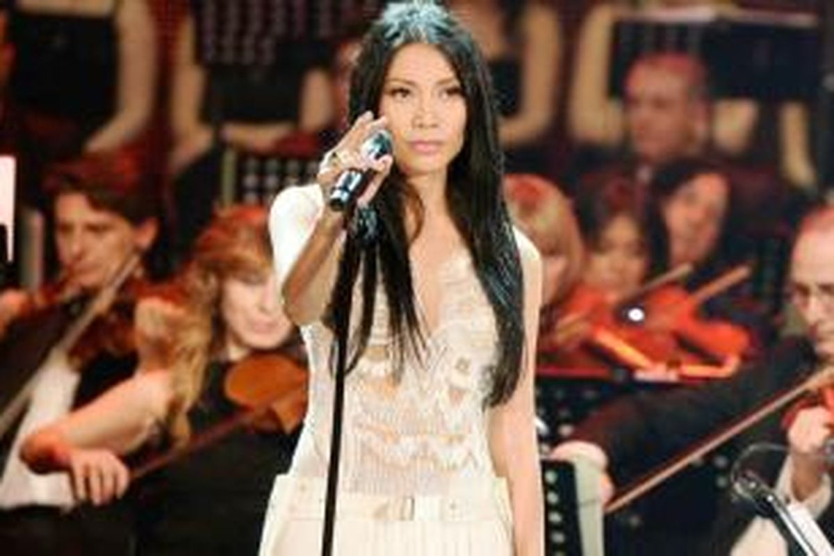 Anggun C Sasmi saat konser Concerto di Natale di Roma, Italia.