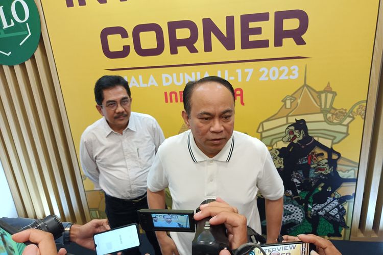 Menteri Komunikasi dan Informatika Republik Indonesia (Kominfo RI), Budi Arie Setiadi, saat diwawancara oleh awak media di interview corner Information Center Piala Dunia U17 2023, Hotel Solia Zigna Kampung Batik, Solo, pada Sabtu (2/12/2023).