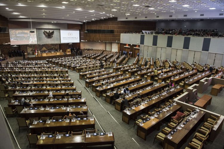 Suasana sidang Paripurna DPR yang tidak dihadiri ratusan anggota DPR di Kompleks Parlemen, Senayan, Jakarta, Kamis (24/8). Sebanyak 252 anggota DPR tidak hadir dalam sidang paripurna ini. ANTARA FOTO/M Agung Rajasa/foc/17.