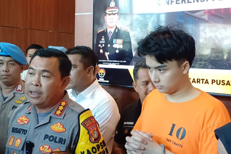 Aktor Leon Dozan berbaju oranye dan tangan terborgol saat konferensi pers kasus penganiyaan yang dilakukannya, bersama Kapolres Jakarta Pusat, Kombes Pol Susatyo Purnomo Condro, di Polres Jakarta Pusat, Jumat (17/11/2023).