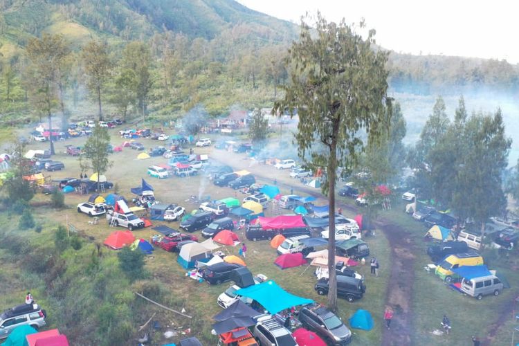 Ratusan Rombongan Camper Van Berbagai Kota melakukan camping di kawasan Bumi Perkemahan Paltuding, Taman Wisata Alam Kawah Ijen, Banyuwangi, Minggu (17/10/2021) lalu.