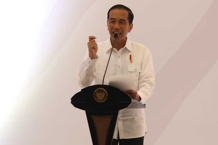 Presiden Republik Indonesia Joko Widodo memberikan sambutan saat pembukaan pameran otomotif Indonesia International Motor Show (IIMS) 2018 di JI Expo Kemayoran, Jakarta, Kamis (19/4/2018). Pemeran yang akan berlangsung hingga 29 April 2018 itu diikuti pelaku industri otomotif Tanah Air dengan menampilkan produk unggulan.