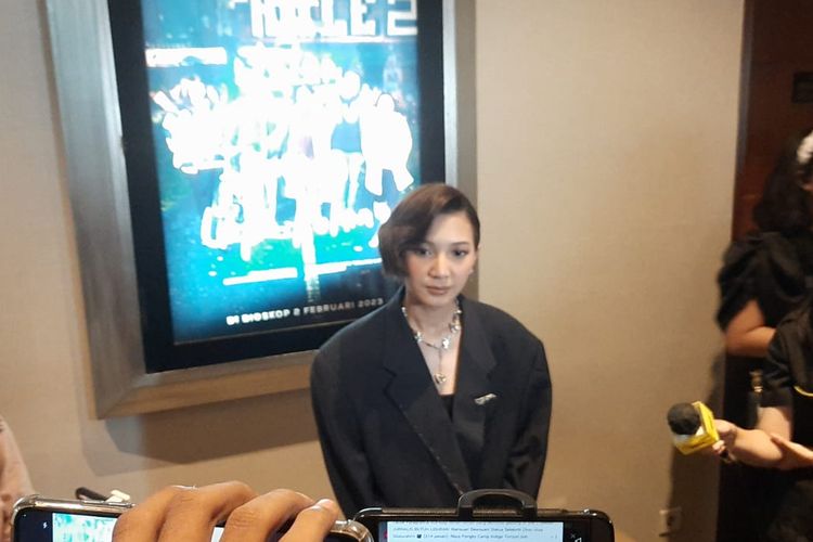 Aktris Sheila Dara Aisha ditemui setelah hadir dalam konferensi pers Jalan yang Jauh Jangan Lupa Pulang di kawasan Epicentrum, Jakarta Selatan, Kamis (26/1/2023).