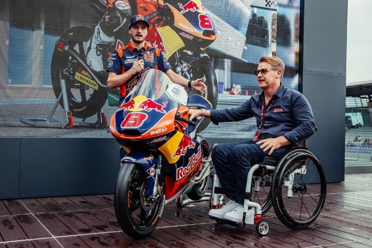 Jack Miller mendapatkan hadiah dari KTM berupa motor balap Moto3 yang digunakannya pada musim 2014