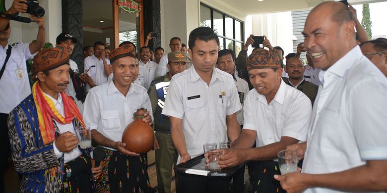 Gubernur NTT, Viktor Bungtilu Laiskodat menerima minuman tuak Raja khas Manggarai Raya di depan pintu Kantor Bupati Manggarai, Flores, Rabu (9/1/2019) dalam kunjungan perdananya di kabupaten tersebut. 