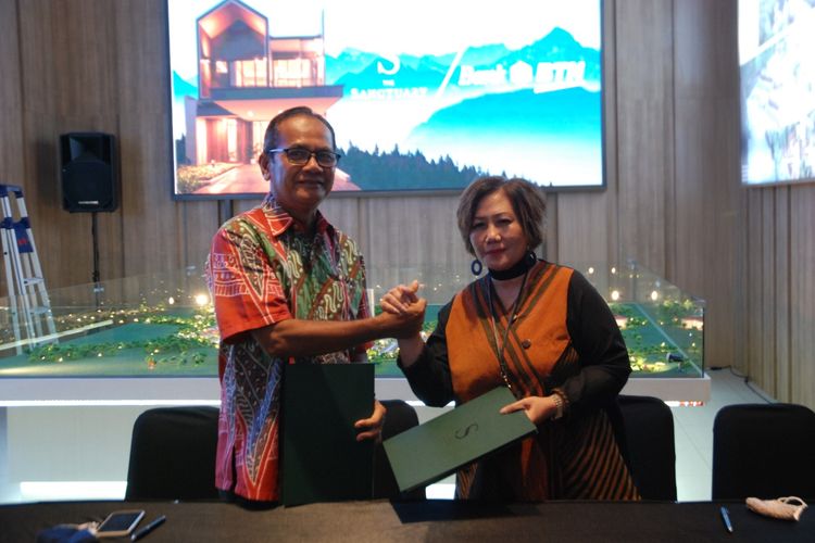 Direktur PT Bhakti Bangun Harmoni Panjang Yuswanto, dan EVP Mortgage & Personal Lending Division PT Bank Tabungan Negara (Persero) Tbk Suryanti Agustinar.