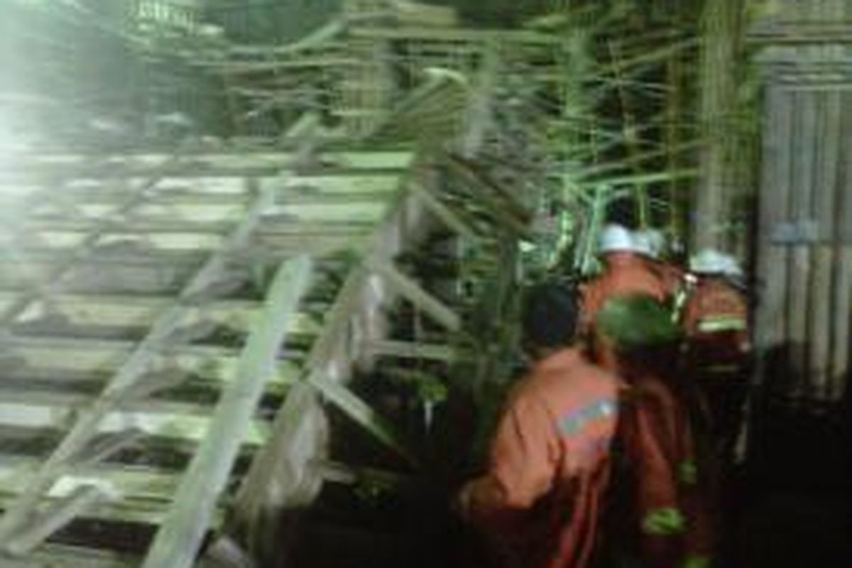Tim evakuasi sedang melakukan penyelamatan kepada tiga orang pekerja proyek yang masi terperangkap.