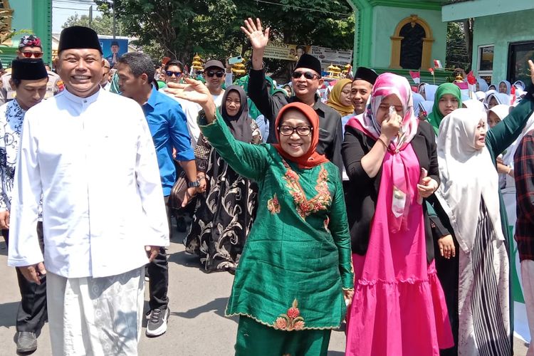 Suasana saat Bupati Jombang periode 2018 - 2023 Mundjidah Wahab (kemeja hijau), kembali ke kediaman pribadinya, di Pondok Pesantren Bahrul Ulum Tambakberas, Kabupaten Jombang, Jawa Timur, Senin (25/9/2023).