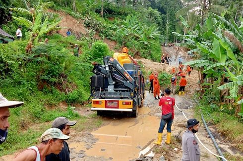 Pembersihan Material Longsor di Jalan Alternatif Tasikmalaya-Pangandaran Pakai Kendaraan Taktis Polisi