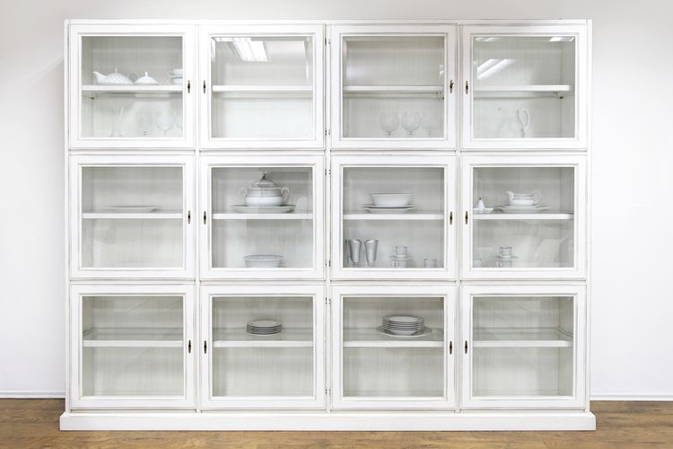 Ilustrasi lemari kaca minimalis yang ada di rumah