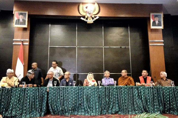 Beberapa tokoh saat menyampaikan seruan sesepuh bangsa untuk perdamaian Indonesia