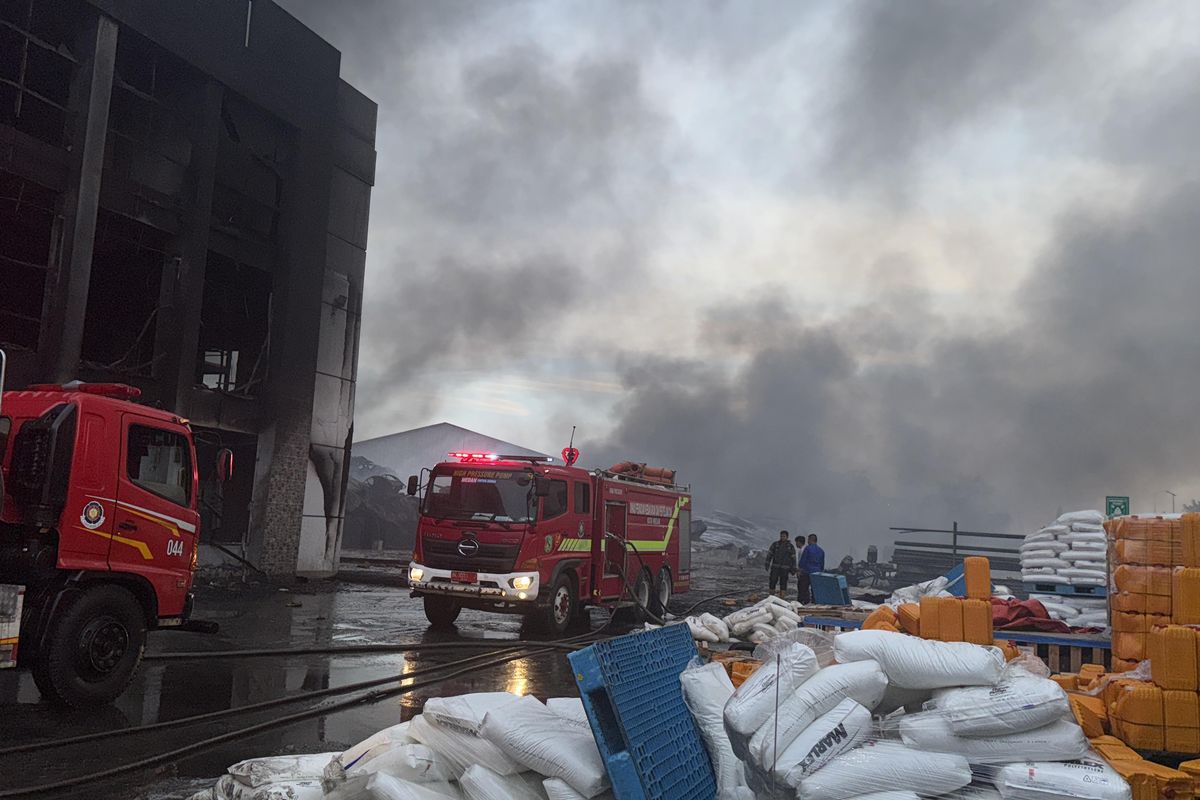 Petugas pemadam kebakaran Kota Medan saat melakukan pendinginan di pabrik minyak milik PT. Agro Raya Mas di Jalan Jermal, Kelurahan Sei Mati, Kecamatan, Medan Labuhan, Kota Medan, Kamis (24/7/2025) pagi.