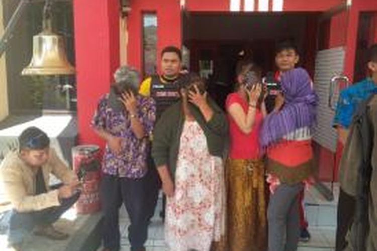 PSK dan pemilik rumah yang disewakan untuk prostitusi diamankan di Mapolsek Sawahan Surabaya.