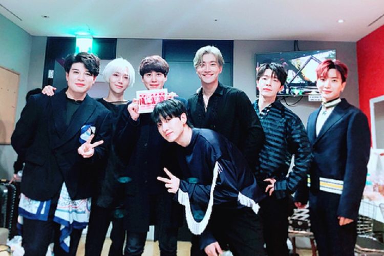 Kyuhyun (ketiga dari kiri) mengunjungi rekan-rekannya dalam Super Junior, yang akan tampil dalam acara Music Core untuk promosi album Replay. 